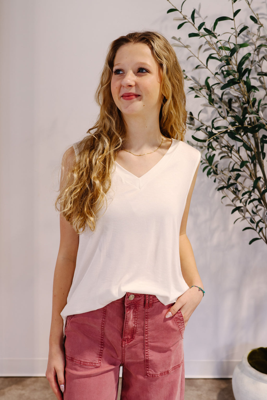 Isla V-Neck Basic Tank