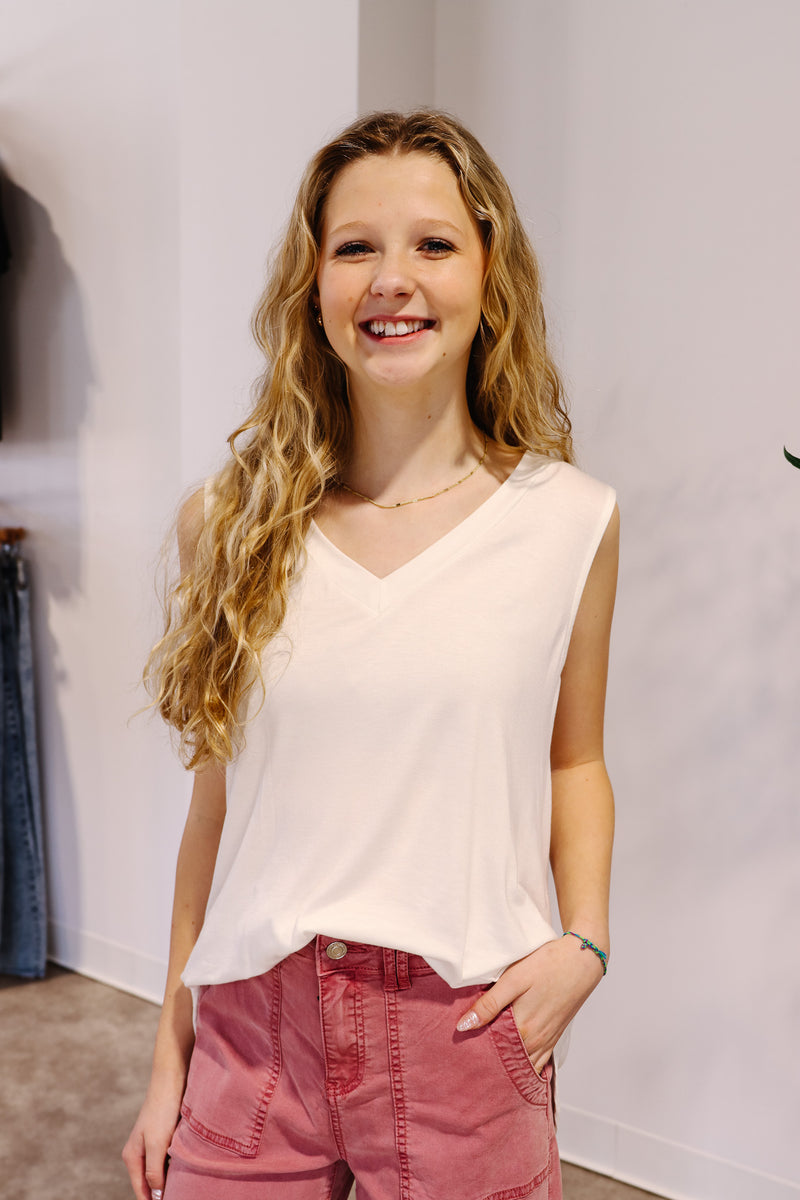 Isla V-Neck Basic Tank