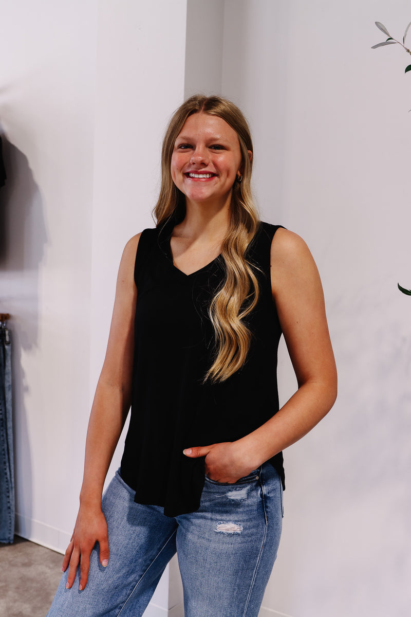 Isla V-Neck Basic Tank